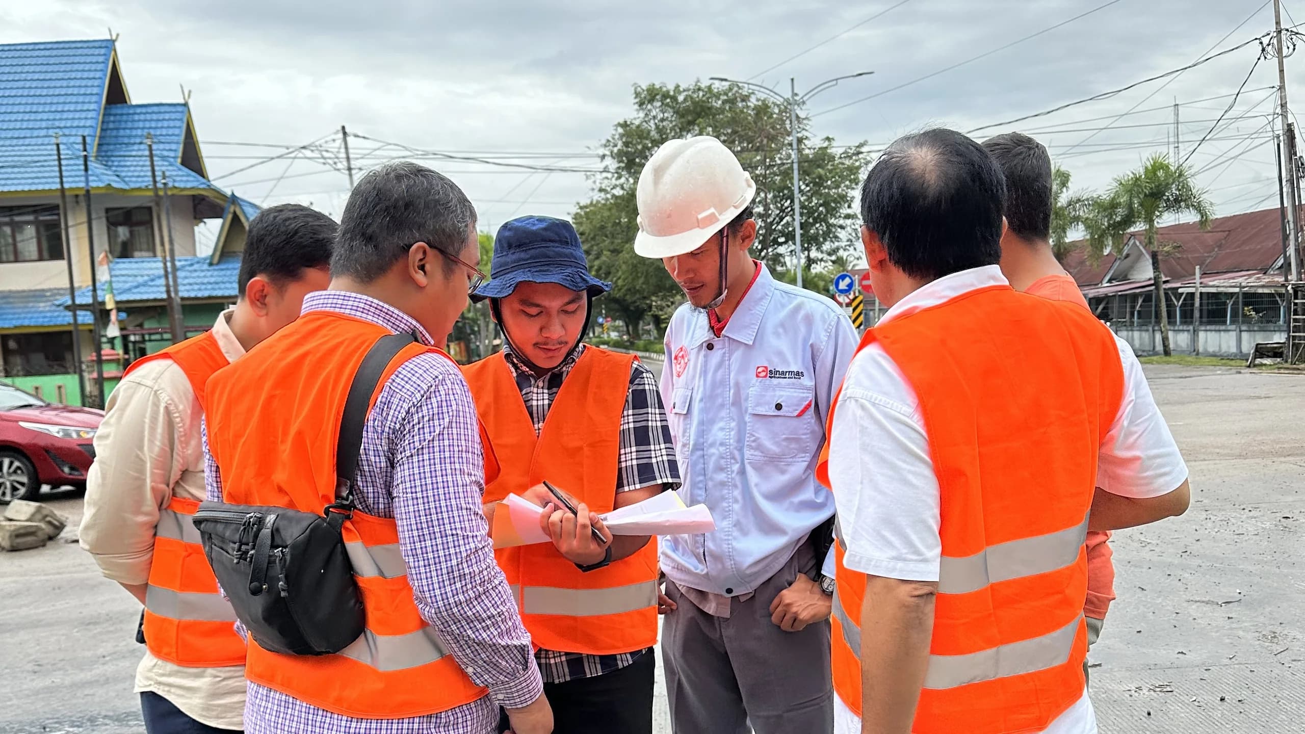Koordinasi tim Solusi SLF bersama pemilik bangunan di lokasi